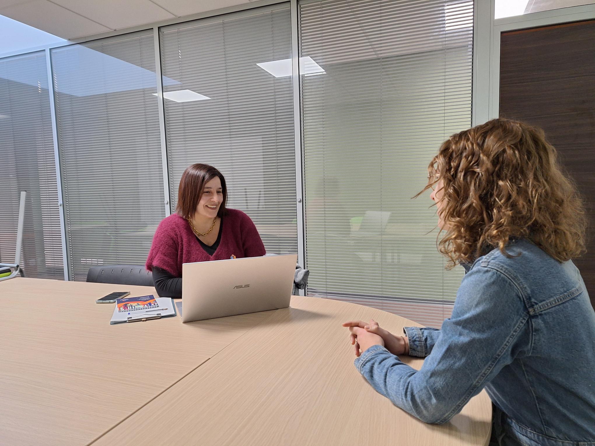 Recrutement local Pré-Bocage - Sabrina Redouane en entretien.